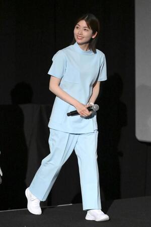 　登壇する小芝風花（撮影・堀内翔）