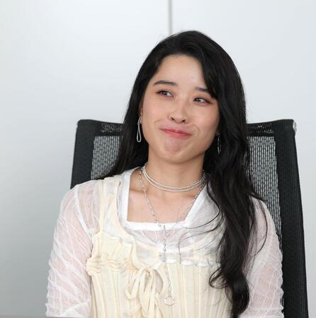 　女優としての活動について話す円井わん（撮影・西岡正）