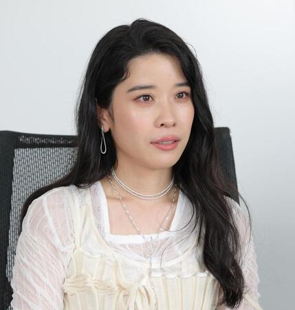 　上京するときのエピソードを話す円井わん（撮影・西岡正）