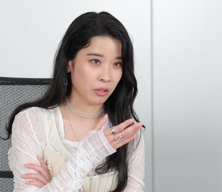 　芸名のエピソードを話す円井わん（撮影・西岡正）