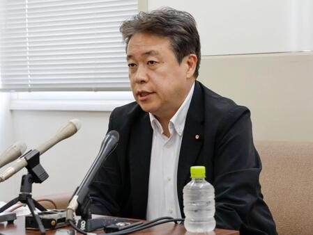 　記者会見で陳謝する自民党の鶴保庸介参院予算委員長＝９日