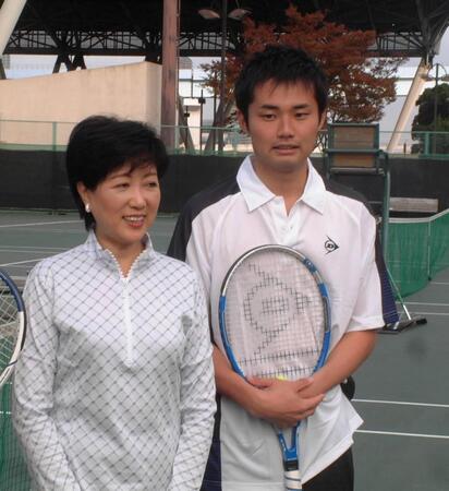 　小池百合子氏とのテニスに臨む杉村太蔵氏（２００５年）