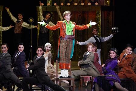 　陽気なアレックスを華やかに演じる水美舞斗（中央）＝撮影・高部洋祐