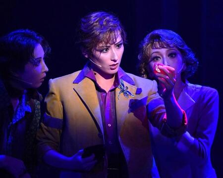 　物語のカギを握る“赤い石”を見つめる水美舞斗（中央）＝撮影・高部洋祐