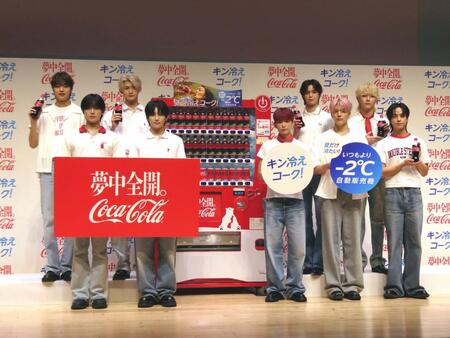 　（前列左から）ＦＵＭＡ、ＹＵＭＡ、ＨＡＲＵＡ、ＭＡＫＩ、ＴＡＫＩ、（後列左から）ＥＪ、ＪＯ、Ｋ、ＮＩＣＨＯＬＡＳ