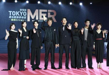 　笑顔で手を振る（左から）宮澤エマ、生見愛瑠、高杉真宙、江口洋介、鈴木亮平、菜々緒、賀来賢人、石田ゆり子（撮影・金田祐二）