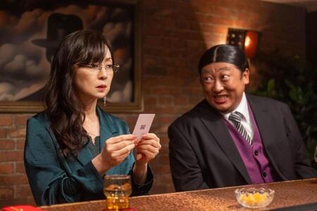 　「笑ゥせぇるすまん」に出演するロバート・秋山竜次（右）と斉藤由貴　©藤子スタジオ／ＴＶ　ＴＯＫＹＯ