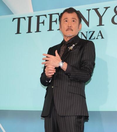 　ジュエリーを着用して登場した吉田鋼太郎（撮影・西岡正）