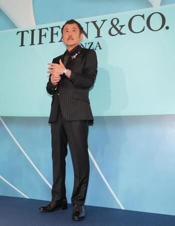 　ジュエリーを着用して登場した吉田鋼太郎（撮影・西岡正）