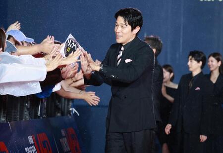 　ファンとタッチする鈴木亮平（撮影・金田祐二）