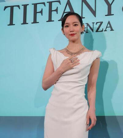 　真っ白なドレスで登場した吉岡里帆（撮影・西岡正）