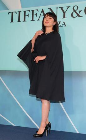 　ジュエリーを着用して登場した菅野美穂（撮影・西岡正）