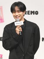 　笑顔でトークする中島健人