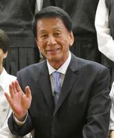 　高校生とともに写真に応じる杉良太郎