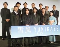 　（前列左から）藤本隆宏、奥平大兼、竹野内豊、玉木宏、田中麗奈、（後列同）川口真弘、山内圭哉、三浦誠己、田中美央、中林大樹、長谷川康夫氏、山田敏久監督