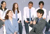 　撮影を振り返る（前列左から）堀田真由と磯村勇斗（撮影・石井剣太郎）