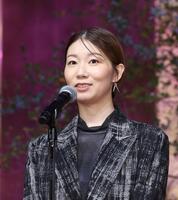 　あいさつをする土居志央梨（撮影・佐々木彰尚）