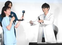 　小芝風花（左端）の写真が載った「１９枚目のカルタ」を差し出す（撮影・堀内翔）