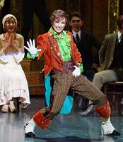 　陽気なアレックスを華やかに演じる水美舞斗（撮影・高部洋祐）