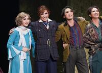 　主人公アレックスを演じる水美舞斗（左から２人目）＝撮影・高部洋祐