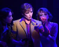 　物語のカギを握る“赤い石”を見つめる水美舞斗（中央）＝撮影・高部洋祐