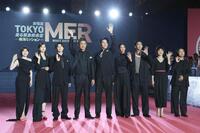 　（左から）笑顔で手を振る宮澤エマ、生見愛瑠、高杉真宙、江口洋介、鈴木亮平、菜々緒、賀来賢人、石田ゆり子、松木彩監督（撮影・金田祐二）