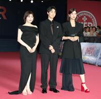 　登場し笑顔の（左から）宮澤エマ、高杉真宙、生見愛瑠（撮影・金田祐二）