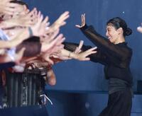 　ファンに笑顔の菜々緒（撮影・金田祐二）