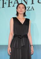 　ポーズをとる清野菜名（撮影・西岡正）