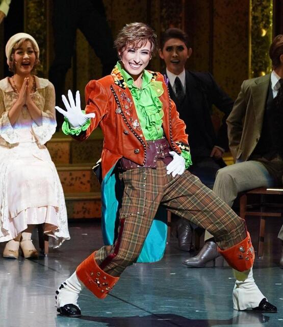 宙組スター・水美舞斗主演『RED STONE』大阪公演が開幕 輝く