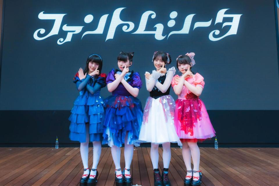 写真に応じるファントムシータ、（左から）百花、凛花、美雨、もな（提供・オカベメイ）