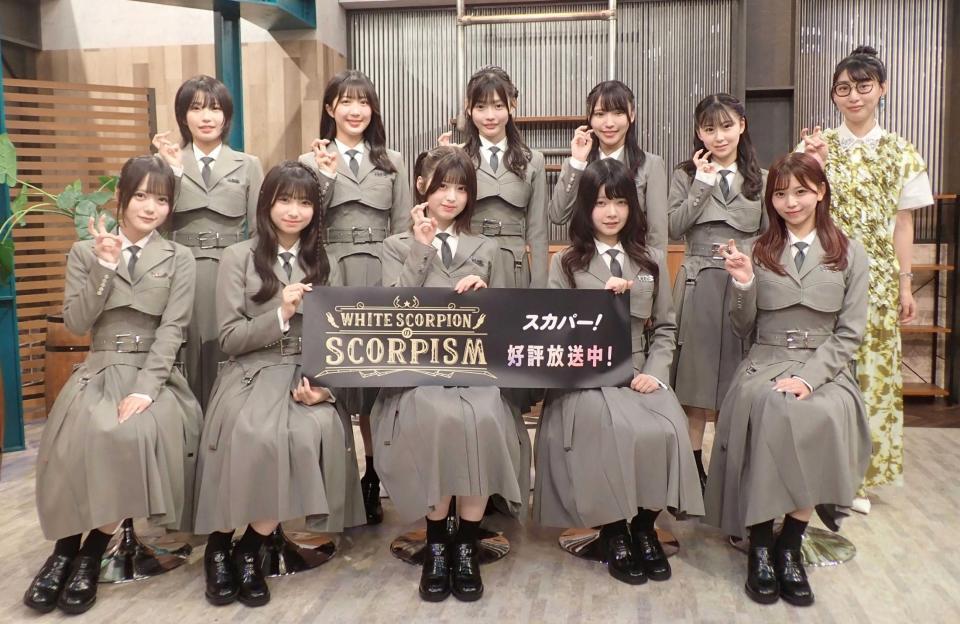 　収録に臨むＷＨＩＴＥ　ＳＣＯＲＰＩＯＮとハシヤスメ・アツコ（後列右端）