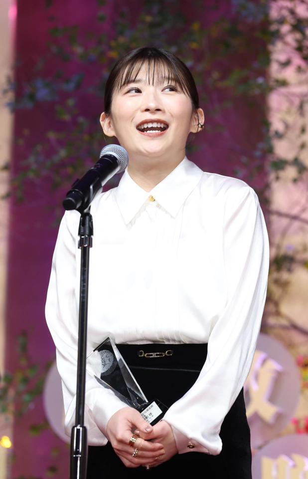 　あいさつをする伊藤沙莉（撮影・佐々木彰尚）