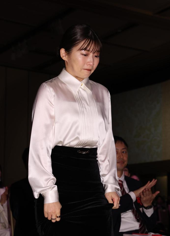 　涙を流しながら登壇する伊藤沙莉（撮影・佐々木彰尚）