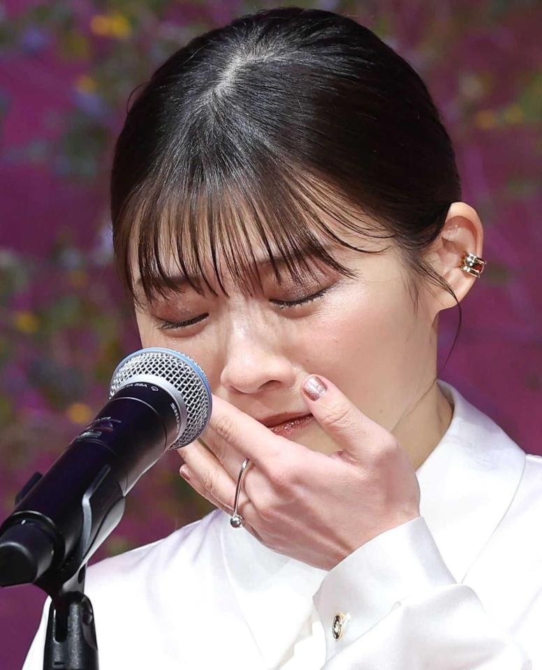 　涙を流す伊藤沙莉（撮影・佐々木彰尚）