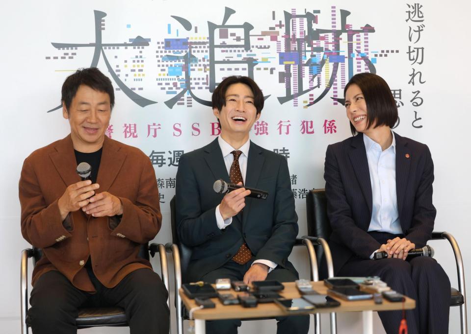 　笑顔でトークする（左から）大森南朋、相葉雅紀、松下奈緒（撮影・西岡正）