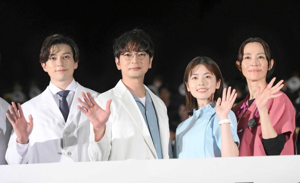 　手を振る（左から）新田真剣佑、松本潤、小芝風花、木村佳乃（撮影・堀内翔）