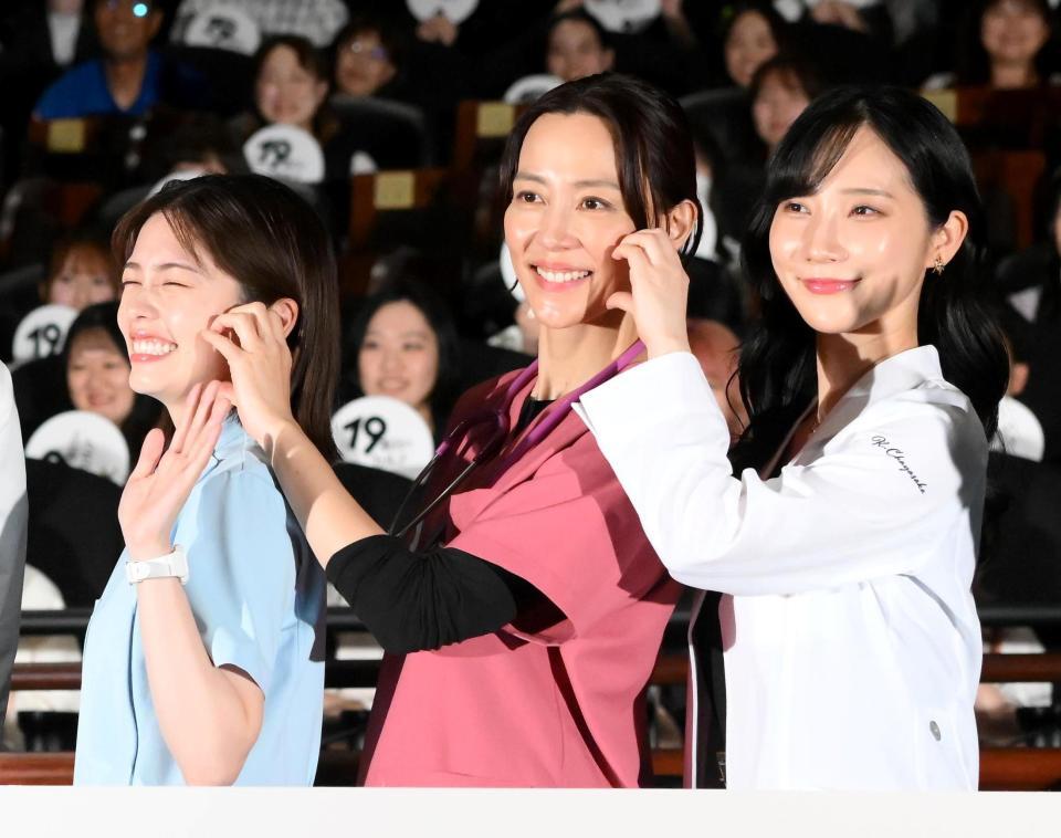 　フォトセッションでポーズを決める（左から）小芝風花、木村佳乃、ファーストサマーウイカ（撮影・堀内翔）