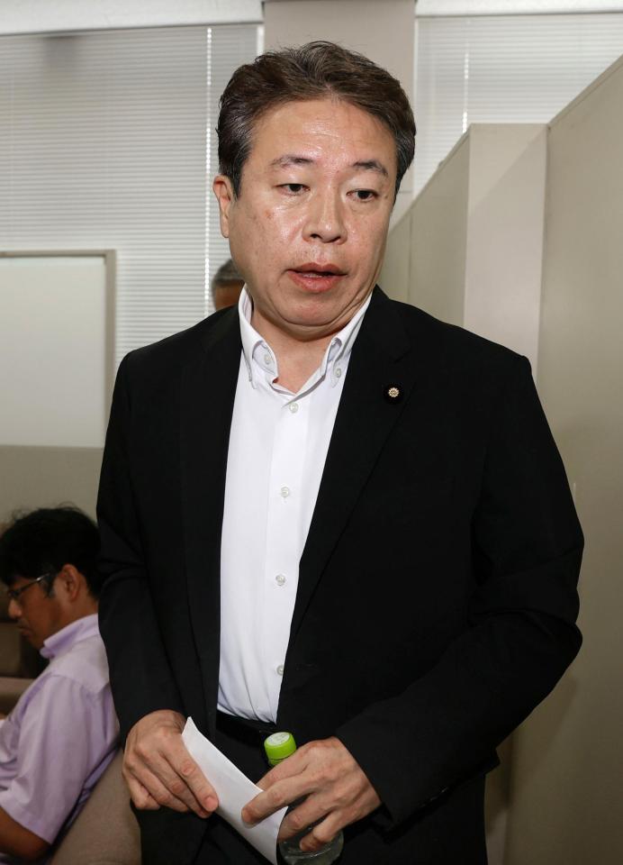 　記者会見を終え、引き揚げる自民党の鶴保庸介参院予算委員長＝９日