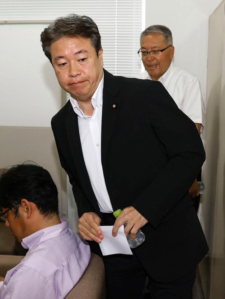 　和歌山市での記者会見を終え、引き揚げる自民党の鶴保庸介参院予算委員長＝９日