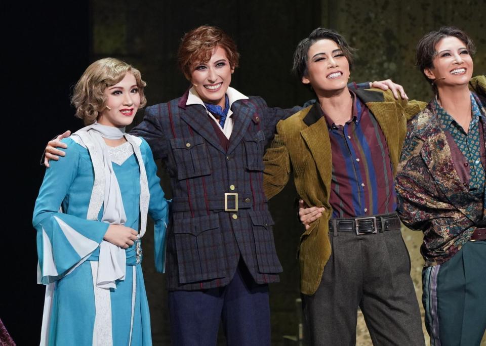 　主人公アレックスを演じる水美舞斗（左から２人目）＝撮影・高部洋祐