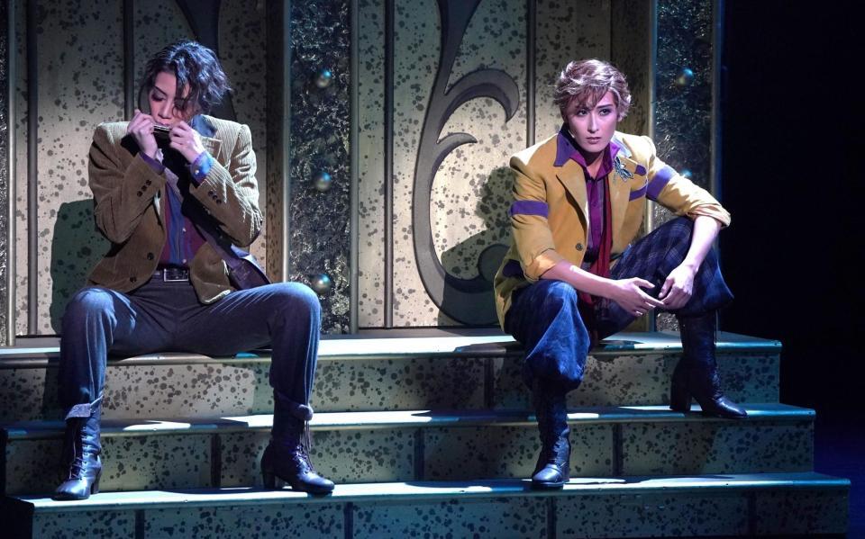 　ジーノを演じる鷹翔千空（左）とシリアスなシーンを描く水美舞斗（撮影・高部洋祐）