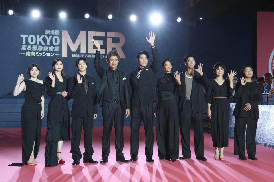 　（左から）笑顔で手を振る宮澤エマ、生見愛瑠、高杉真宙、江口洋介、鈴木亮平、菜々緒、賀来賢人、石田ゆり子、松木彩監督（撮影・金田祐二）