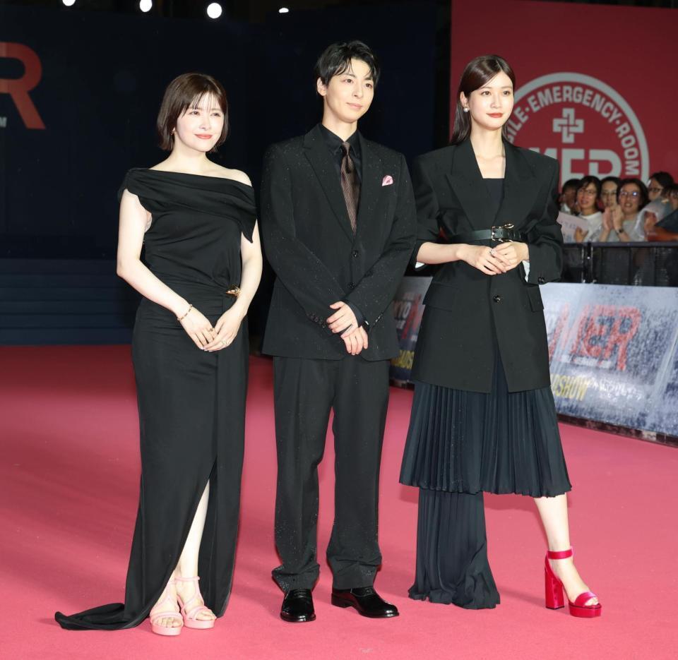 　登場し笑顔の（左から）宮澤エマ、高杉真宙、生見愛瑠（撮影・金田祐二）