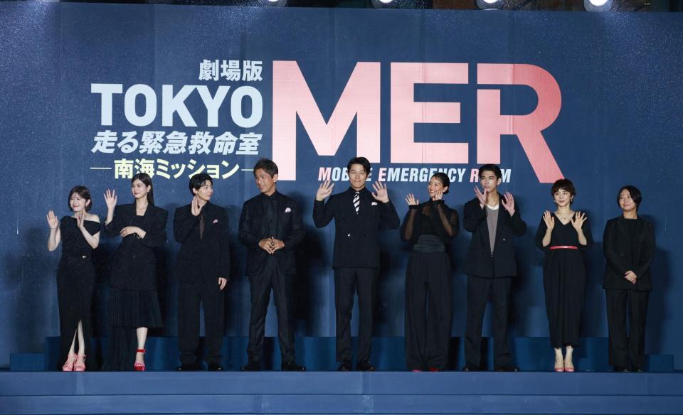 　笑顔の（左から）宮澤エマ、生見愛瑠、高杉真宙、江口洋介、鈴木亮平、菜々緒、賀来賢人、石田ゆり子、松木彩（撮影・金田祐二）