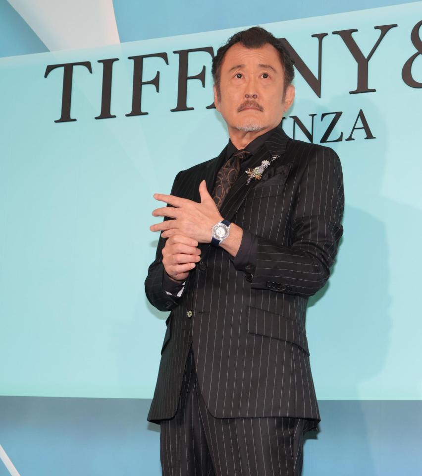 　ジュエリーを着用して登場した吉田鋼太郎（撮影・西岡正）