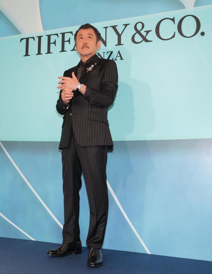 　ジュエリーを着用して登場した吉田鋼太郎（撮影・西岡正）