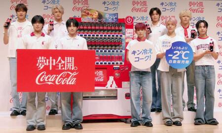 　＆ＴＥＡＭの（前列左から）ＦＵＭＡ、ＹＵＭＡ、ＨＡＲＵＡ、ＭＡＫＩ、ＴＡＫＩ、（後列同）ＥＪ、ＪＯ、Ｋ、ＮＩＣＨＯＬＡＳ