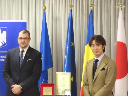 　ルーマニアのオヴィディウ・アレクサンドル・ラエツキ大使と記念撮影する佐々木蔵之介
