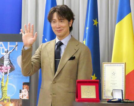 　手を振る佐々木蔵之介